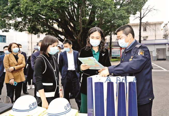 区委书记、区长蔡颖率队到公明街道综合执法队开展基层执法工作调研.jpg
