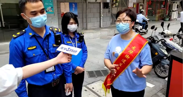 图为《龙华“执”播》垃圾分类执法检查专场。