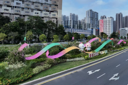 福田区黄木岗隧道上方，灵动的“飘带”与奔涌的“海浪”竹编装置，将体育的韵律与深圳的海洋基因完美融合。