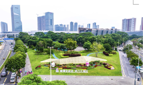 龙华区以“绿美龙华 相约十五运”为主线，对龙华文体中心场馆周边主干道进行氛围营造。