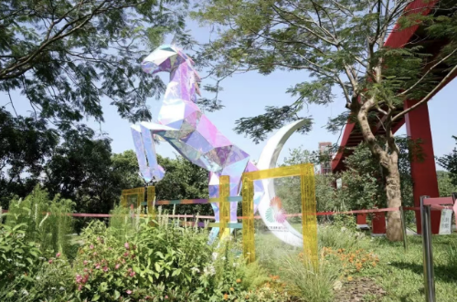 在光明区，从马术中心到越野赛道，从竞速小轮车场到足球训练基地，一条条道路焕然一新，艺术装置展现优雅、力量、速度与激情！