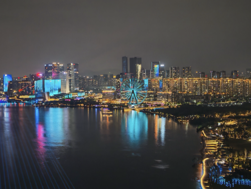 从欢乐剧场到前海石公园,夜晚与灯光、星光交融。 从欢乐剧场到前海石公园,夜晚与灯光、星光交融。