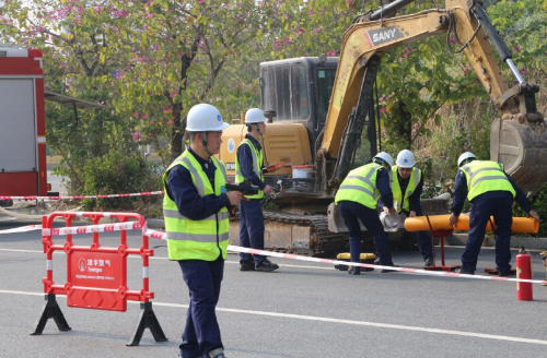番禺城管在广州南站周边开展燃气演练。